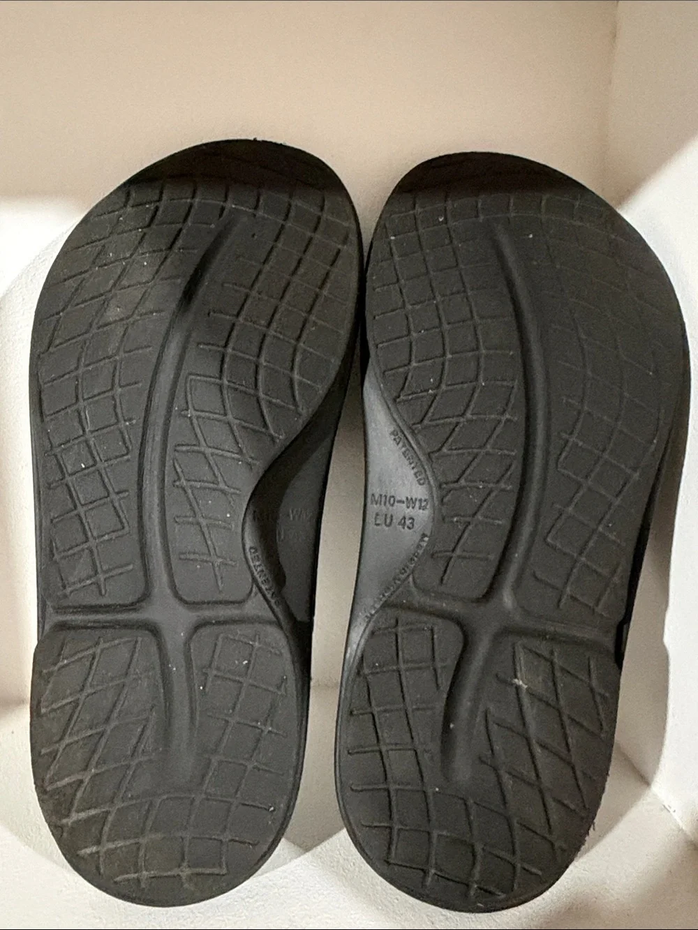 Oofos Ooahh recovery slides Black Men’s Size 10 Women’s 11